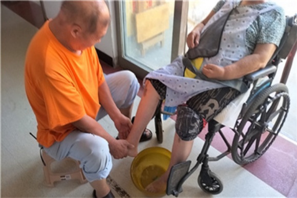 给老人洗脚