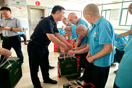 爱满金秋，情暖夕阳 --领导看望五保老人